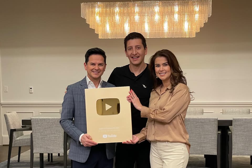 Carlos junto a Danilo y Gloriana Montero con un reconocimiento de YouTube