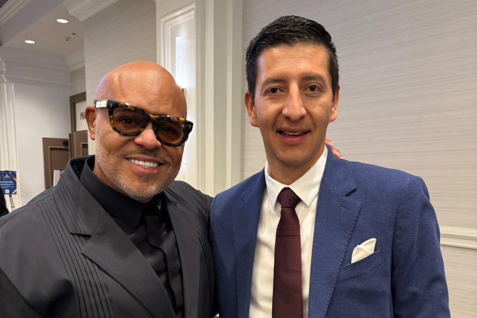 Carlos junto al cantante y productor Israel Houghton