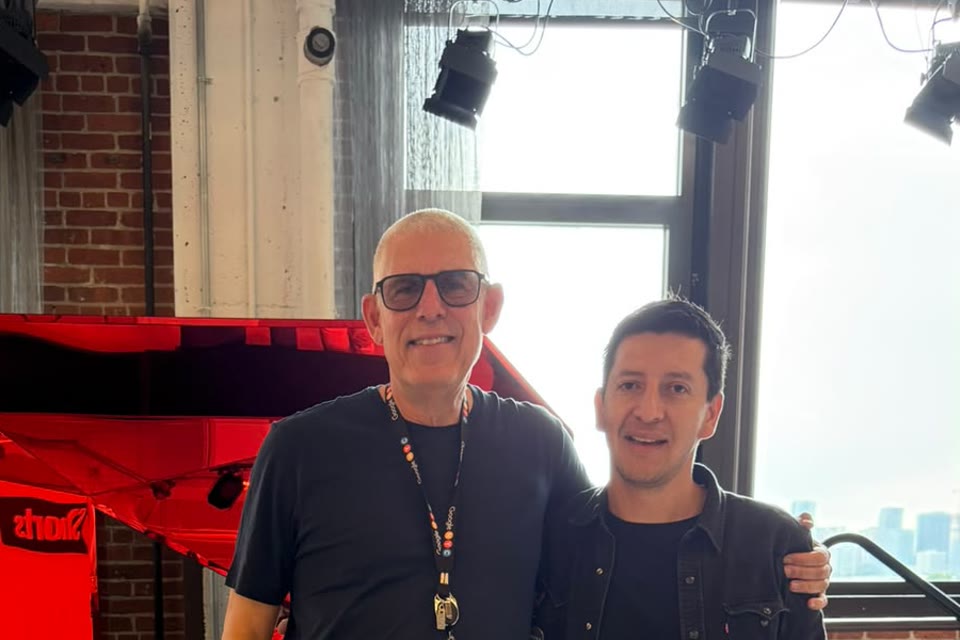 Carlos junto a Lyor Cohen en un espacio de YouTube
