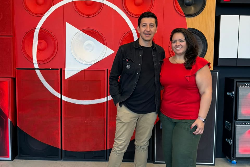 Carlos junto a Stephanie Carvajal en un espacio de YouTube